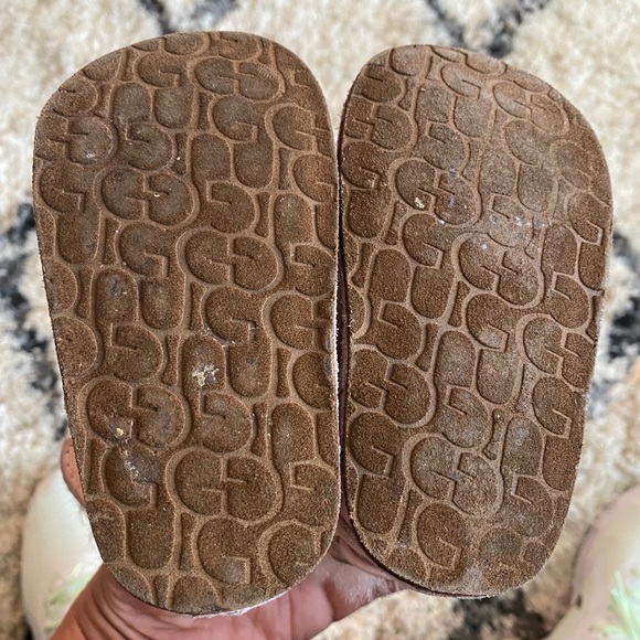 PINK BABY UGGS SIZE SMALL - Picture 6 of 6